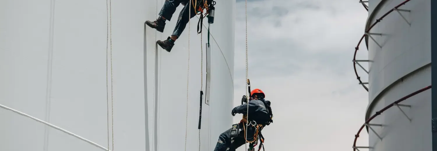 Execução de trabalho em altura com acesso por corda: técnica que exige capacitação específica, EPIs certificados e plano de resgate validado conforme NR 35.