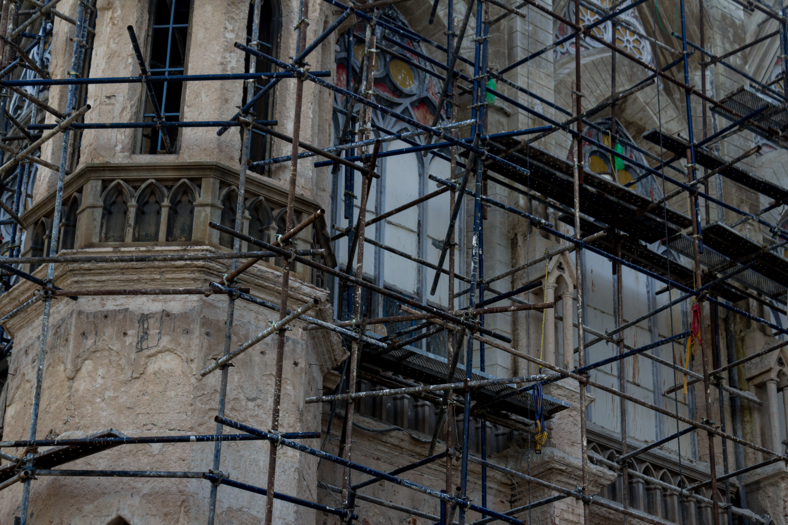 Estrutura feita de andaimes envolvendo a construção de uma igreja - Curso Laudo Estabilidade Estrutural