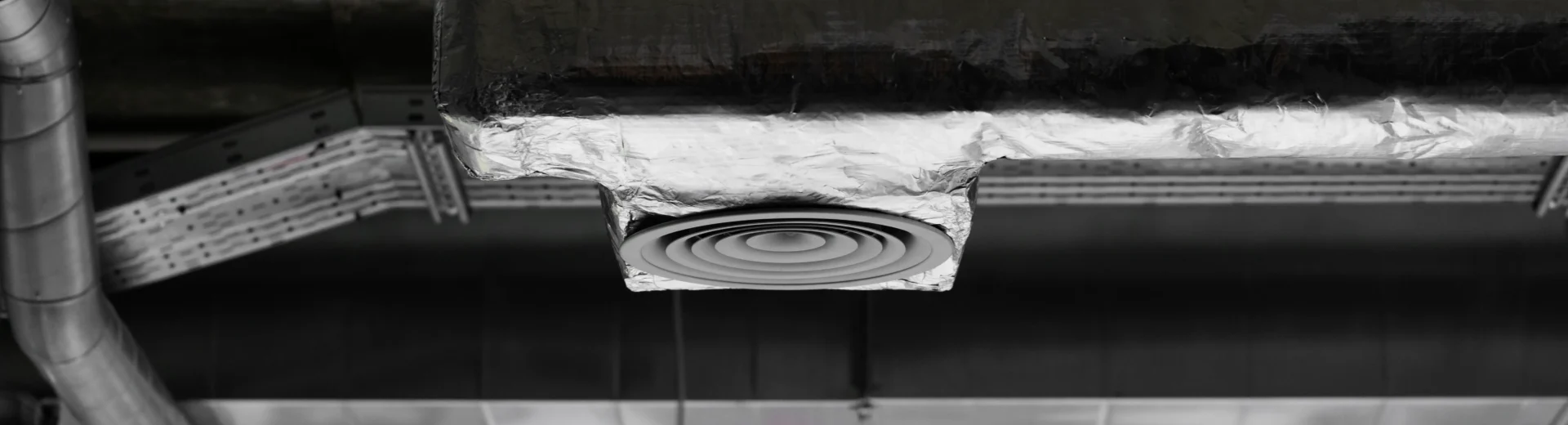 Revestimento térmico e isolamento acústico do duto de ventilação conforme NBR 14518. A integridade do sistema depende da estanqueidade e do controle de condensação interna.