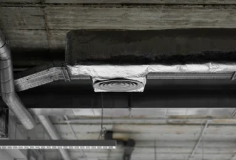 Revestimento térmico e isolamento acústico do duto de ventilação conforme NBR 14518. A integridade do sistema depende da estanqueidade e do controle de condensação interna.
