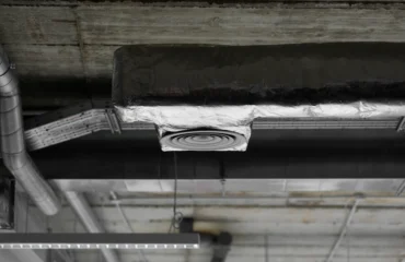 Revestimento térmico e isolamento acústico do duto de ventilação conforme NBR 14518. A integridade do sistema depende da estanqueidade e do controle de condensação interna. Revestimento térmico e isolamento acústico do duto de ventilação conforme NBR 14518. A integridade do sistema depende da estanqueidade e do controle de condensação interna.