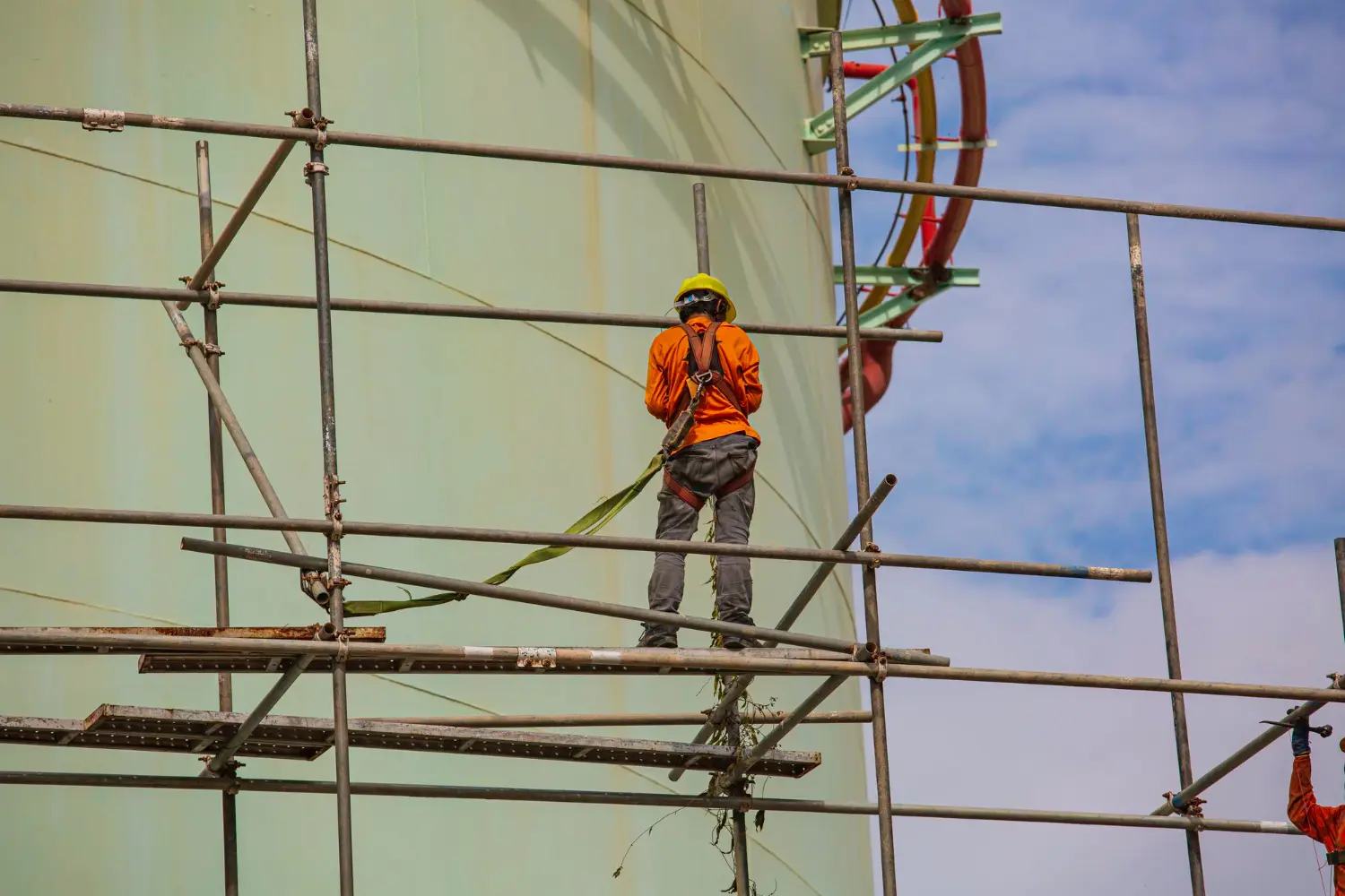 Trabalho em andaime exige ancoragem validada e análise de risco conforme NR 35.
