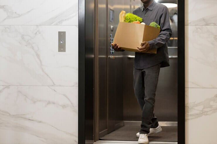 Homem saindo de elevador - Laudo de Elevador de Passageiros Homem saindo de elevador - Laudo de Elevador de Passageiros