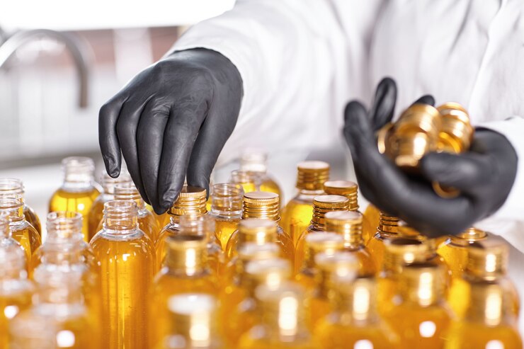 Funcionário seleciona produtos químicos em garrafas - Laudo Técnico de Análises Químicas Funcionário seleciona produtos químicos em garrafas - Laudo Técnico de Análises Químicas