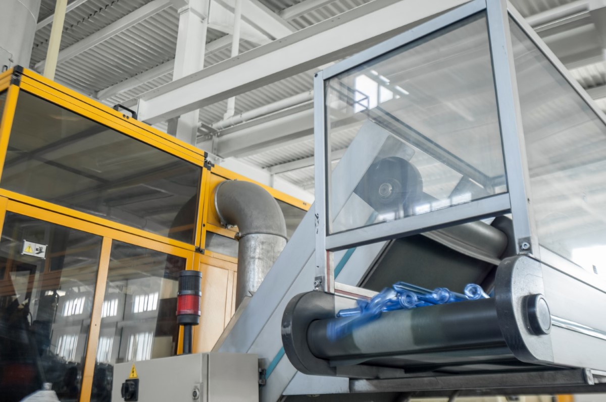 Extrusora com proteção física e fluxo contínuo de material termoplástico.