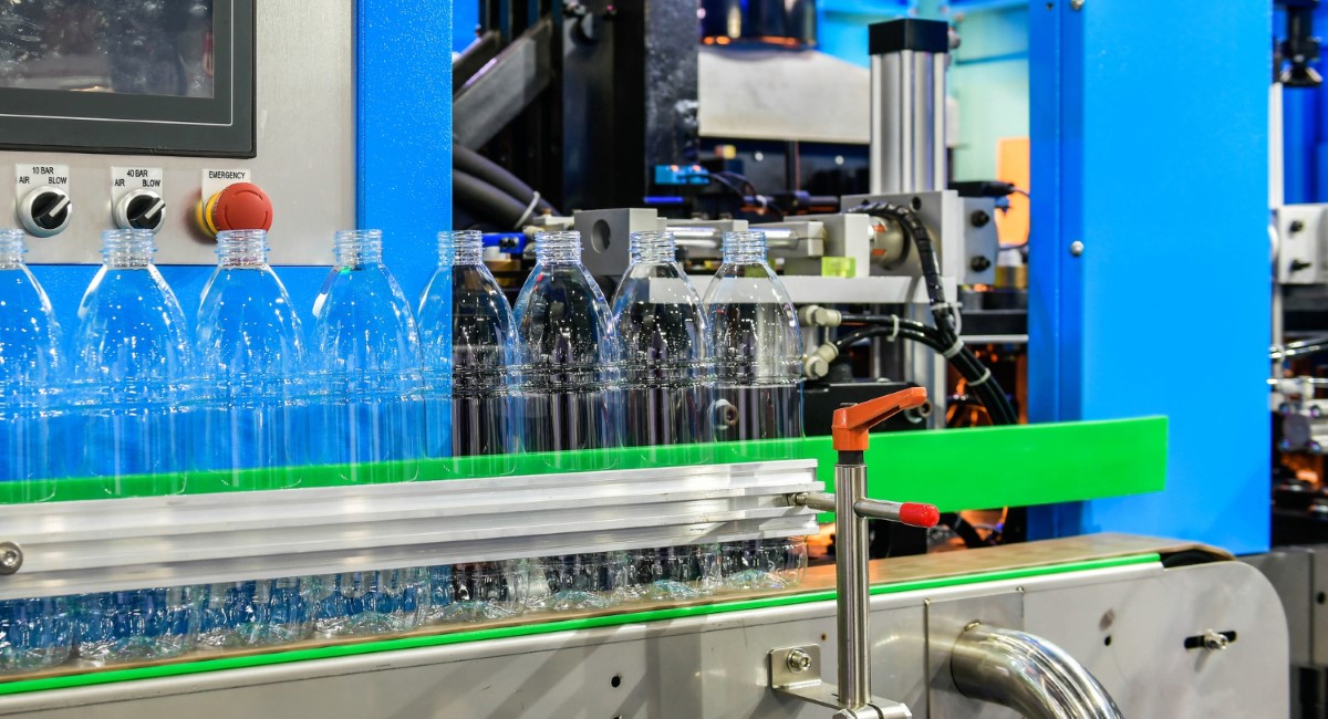 Linha automatizada de moldagem e transporte conforme requisitos da NR 12.