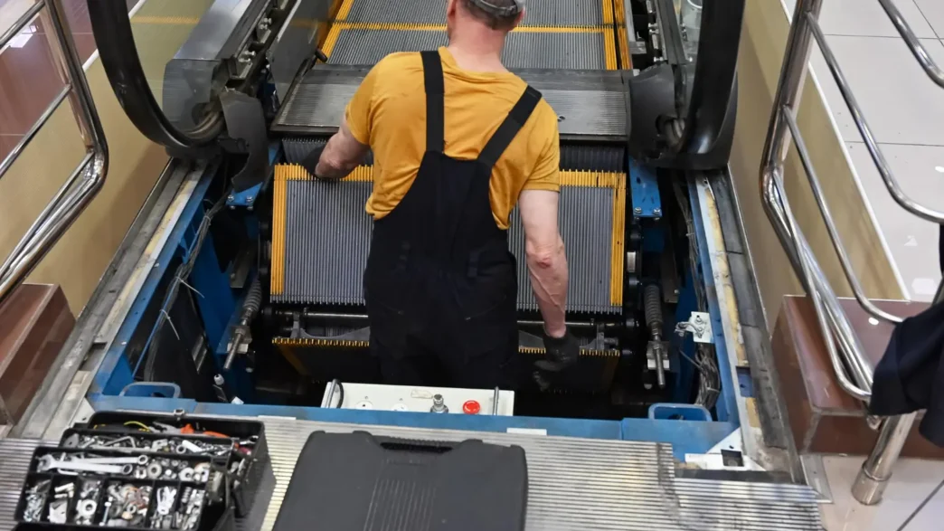 CURSO COMO EXECUTAR MANUTENÇÃO DE ESCADAS E ESTEIRAS ROLANTES