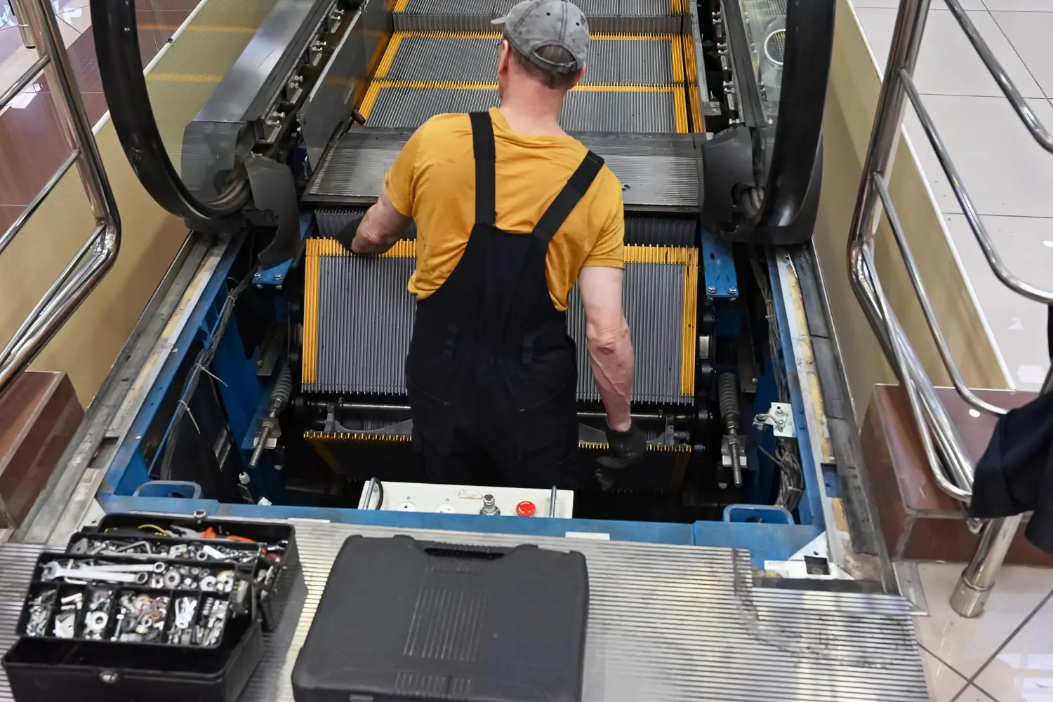 CURSO COMO EXECUTAR MANUTENÇÃO DE ESCADAS E ESTEIRAS ROLANTES