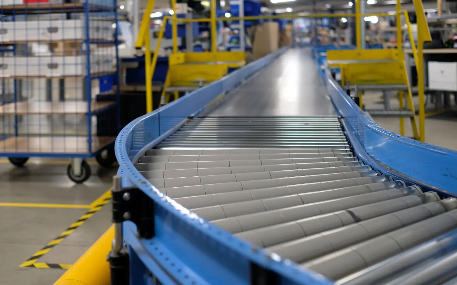 Sistema de esteira de roletes otimiza o transporte industrial e exige inspeção periódica.