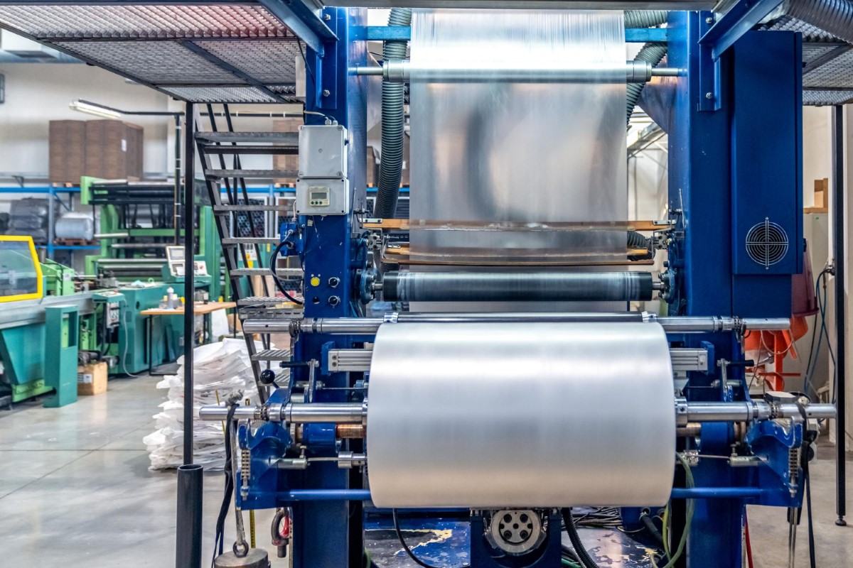 Extrusão contínua exige parâmetros bem ajustados e operador capacitado.