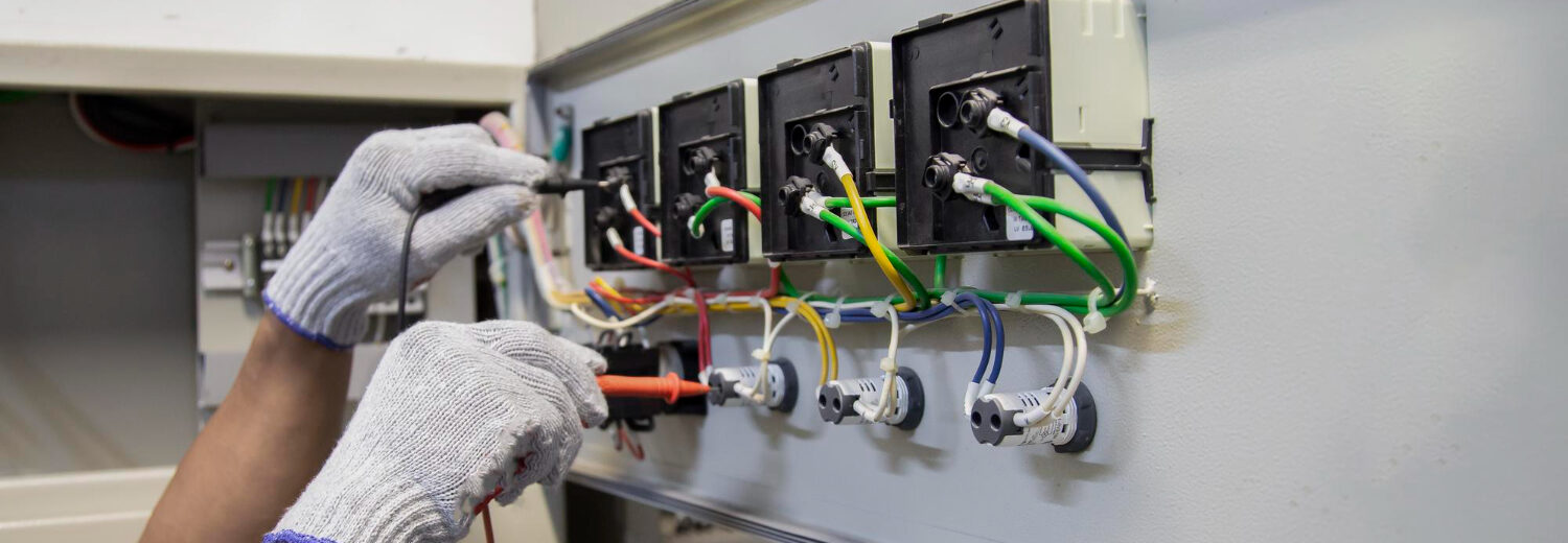Execução de medições com instrumento de teste em barramentos de saída, reforçando a importância de verificar conexões, isolação e presença de desbalanceamentos de fase conforme recomendações da NFPA 70B.