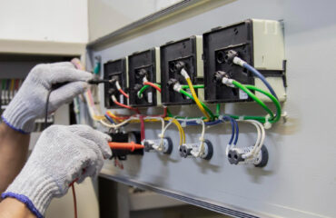 3253 Execução de medições com instrumento de teste em barramentos de saída, reforçando a importância de verificar conexões, isolação e presença de desbalanceamentos de fase conforme recomendações da NFPA 70B.