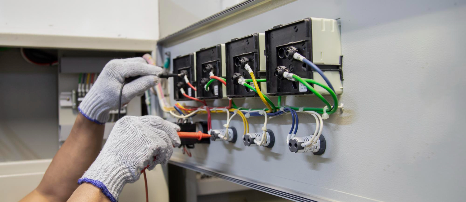 Execução de medições com instrumento de teste em barramentos de saída, reforçando a importância de verificar conexões, isolação e presença de desbalanceamentos de fase conforme recomendações da NFPA 70B.