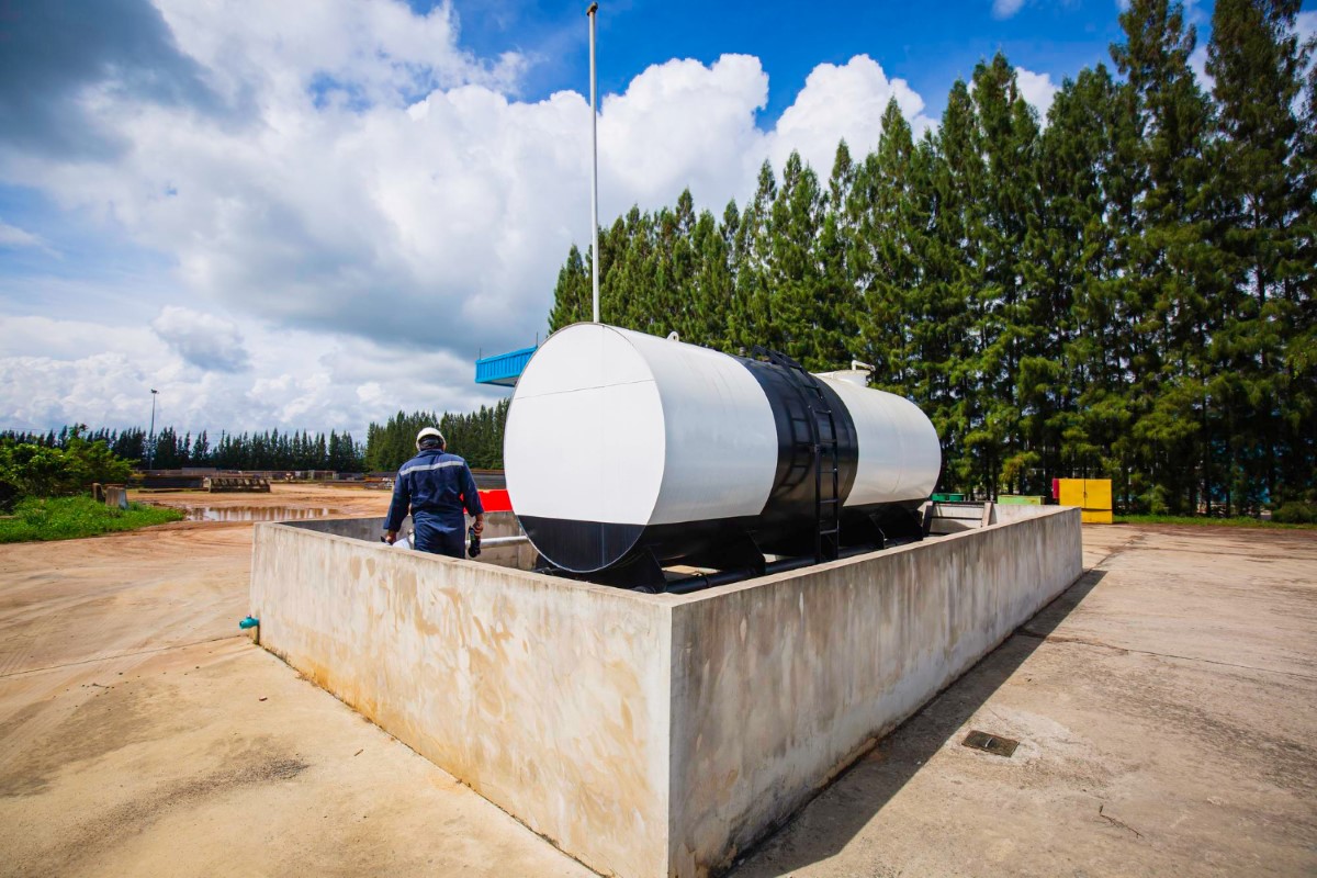 Análise de instalação e posicionamento de tanque de fibra em área industrial