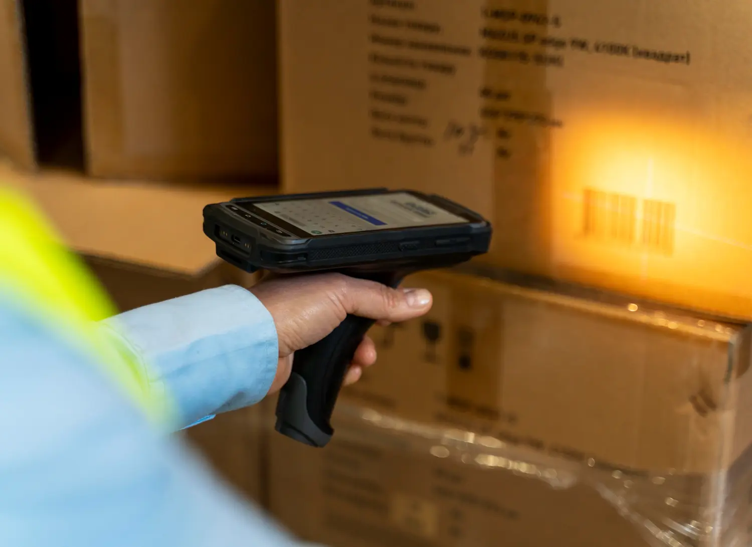 Leitura e registro digital de insumos e produtos controlados via identificação por código, com atualização automatizada no Mapa de Estocagem Militar.