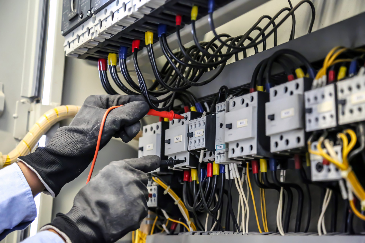 Verificação do desempenho de contatores e disjuntores com ferramentas de medição adequadas. Essa prática está alinhada às exigências de manutenção preventiva sistemática descritas pela NFPA 70B.
