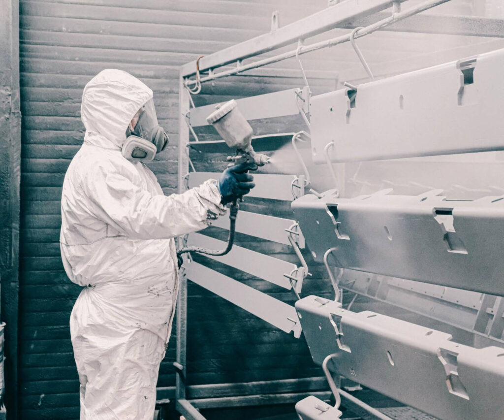 Processo de pintura eletrostática com tinta em pó. Presença de neblina evidencia necessidade de análise da eficiência dos filtros e do sistema de exaustão. EPI em uso adequado. Cabine atende parcialmente aos requisitos de contenção de particulados. - Laudo Cabine Pintura.