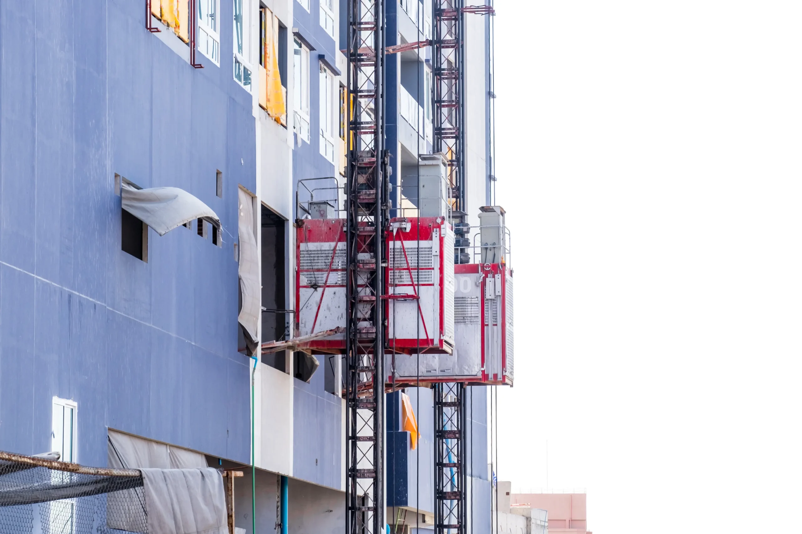 Elevador cremalheira instalado em canteiro vertical, sendo assim, transporte de materiais e pessoas com segurança técnica, conforme ABNT NBR 1620