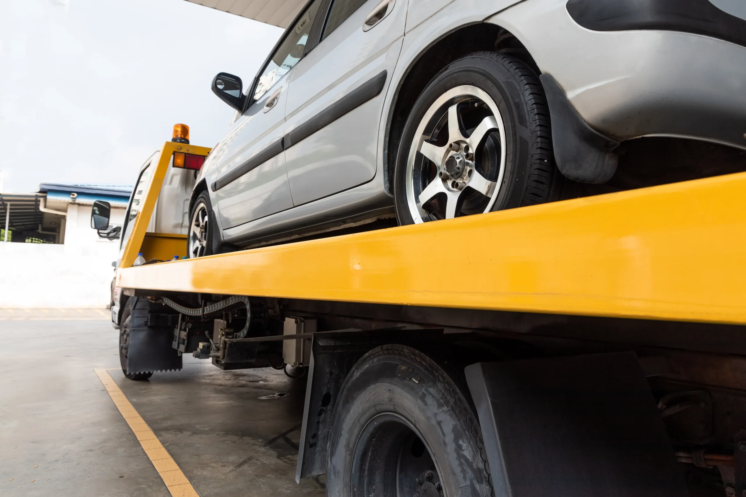 Curso Operador de Guincho : O operador verifica o alinhamento e o nivelamento da plataforma, garantindo que o carregamento ocorra dentro dos limites estruturais e de segurança do equipamento.