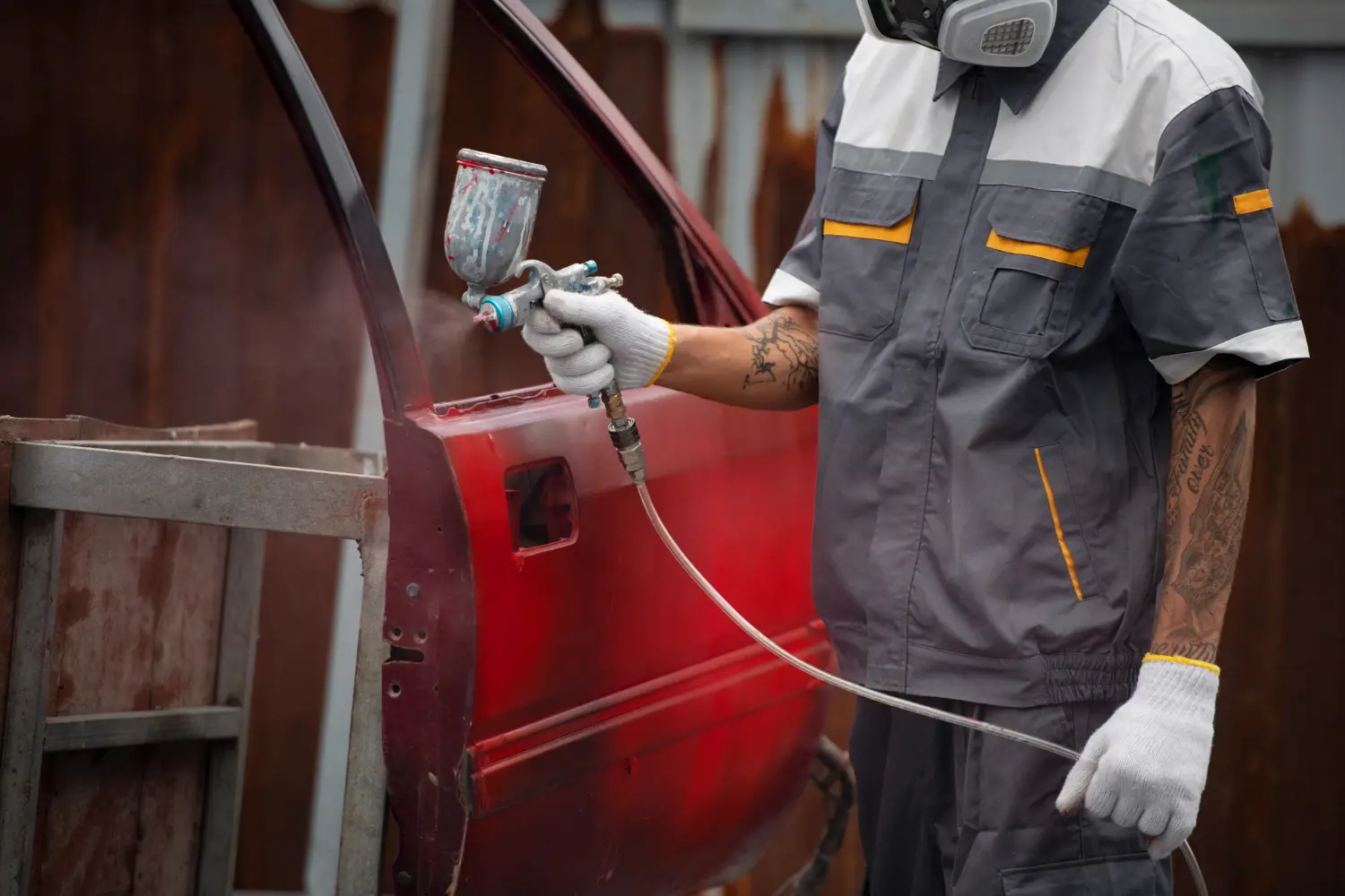 Pintura automotiva com sistema de aplicação direta fora de cabine enclausurada. A ausência de ventilação técnica e barreiras de contenção exige compensações com EPI, fluxo operacional controlado e análise de risco.