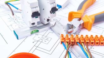 Diagrama Unifilar de Máquinas O Objetivo da Elaboração do Diagrama Unifilar de máquinas é reunir todas as informações essenciais do sistema elétrico desta máquina, bem como mapear todos os componentes do sistema elétrico para facilitar a leitura e entendimento deste sistema, o que pode fazer a diferença numa futura manutenção necessária. O que é Diagrama Unifilar de Máquinas? Esquema técnico que representa o sistema elétrico da máquina, e reúne todas as informações relevantes deste sistema elétrico, e tem o intuito de informar detalhadamente ao profissional responsável por um futuro manuseio da parte elétrica, mapeando o sistema de forma simplificada e de fácil identificação das informações.