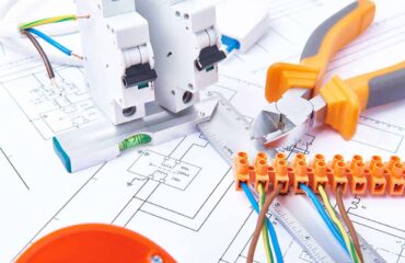 Diagrama Unifilar de Máquinas O Objetivo da Elaboração do Diagrama Unifilar de máquinas é reunir todas as informações essenciais do sistema elétrico desta máquina, bem como mapear todos os componentes do sistema elétrico para facilitar a leitura e entendimento deste sistema, o que pode fazer a diferença numa futura manutenção necessária. O que é Diagrama Unifilar de Máquinas? Esquema técnico que representa o sistema elétrico da máquina, e reúne todas as informações relevantes deste sistema elétrico, e tem o intuito de informar detalhadamente ao profissional responsável por um futuro manuseio da parte elétrica, mapeando o sistema de forma simplificada e de fácil identificação das informações. Diagrama Unifilar de Máquinas O Objetivo da Elaboração do Diagrama Unifilar de máquinas é reunir todas as informações essenciais do sistema elétrico desta máquina, bem como mapear todos os componentes do sistema elétrico para facilitar a leitura e entendimento deste sistema, o que pode fazer a diferença numa futura manutenção necessária. O que é Diagrama Unifilar de Máquinas? Esquema técnico que representa o sistema elétrico da máquina, e reúne todas as informações relevantes deste sistema elétrico, e tem o intuito de informar detalhadamente ao profissional responsável por um futuro manuseio da parte elétrica, mapeando o sistema de forma simplificada e de fácil identificação das informações.