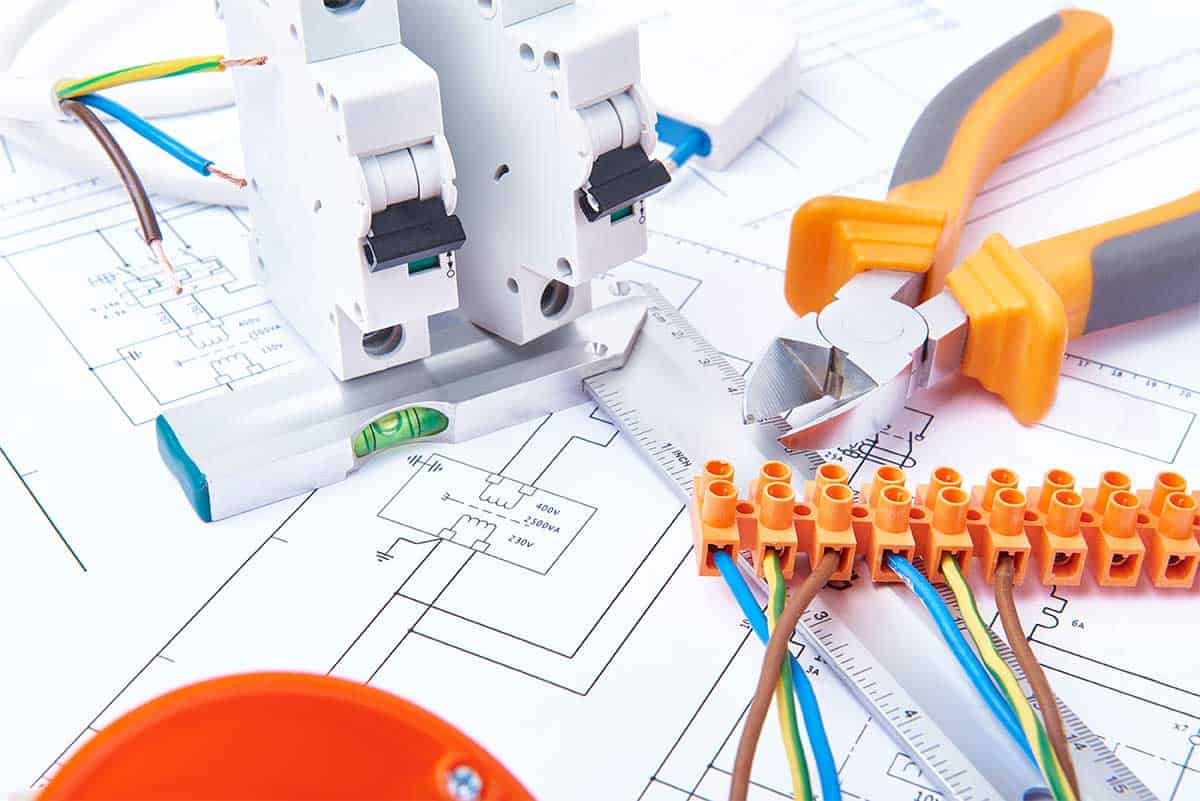 Diagrama Unifilar de Máquinas O Objetivo da Elaboração do Diagrama Unifilar de máquinas é reunir todas as informações essenciais do sistema elétrico desta máquina, bem como mapear todos os componentes do sistema elétrico para facilitar a leitura e entendimento deste sistema, o que pode fazer a diferença numa futura manutenção necessária. O que é Diagrama Unifilar de Máquinas? Esquema técnico que representa o sistema elétrico da máquina, e reúne todas as informações relevantes deste sistema elétrico, e tem o intuito de informar detalhadamente ao profissional responsável por um futuro manuseio da parte elétrica, mapeando o sistema de forma simplificada e de fácil identificação das informações.