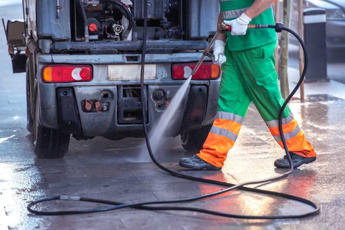 Aplicação técnica da lavadora em limpeza pesada de veículos.