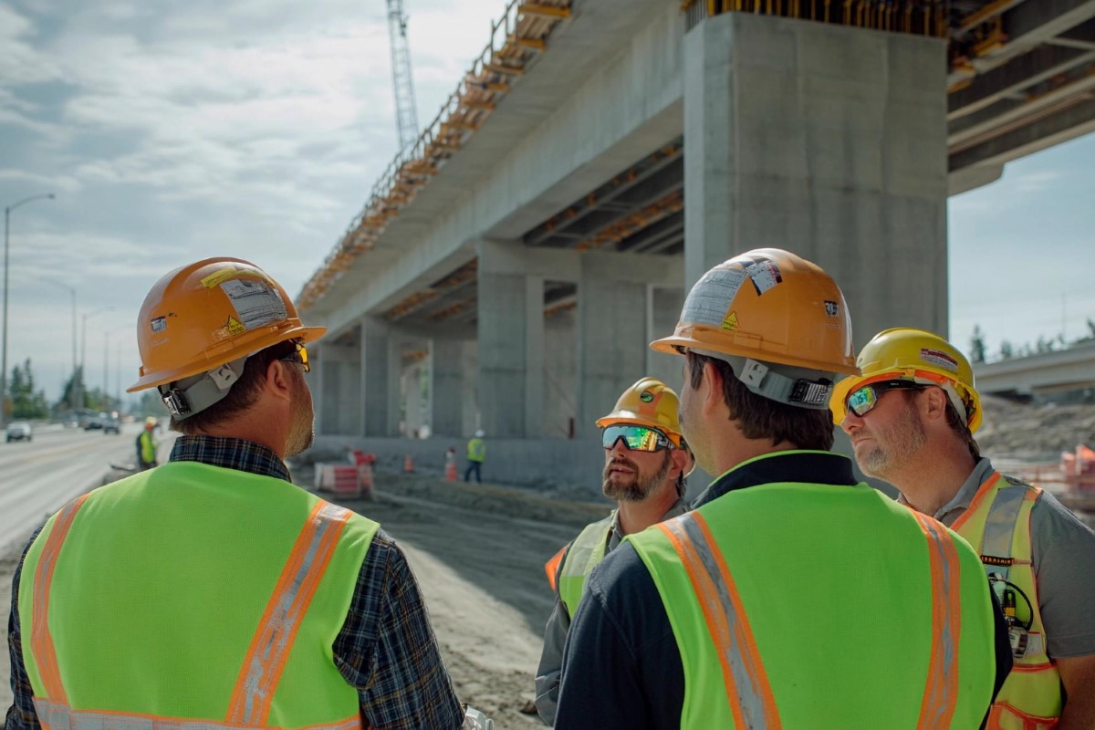 Professionals evaluate work fronts and temporary systems, ensuring that the stages are aligned with the PGR and collective protection measures.