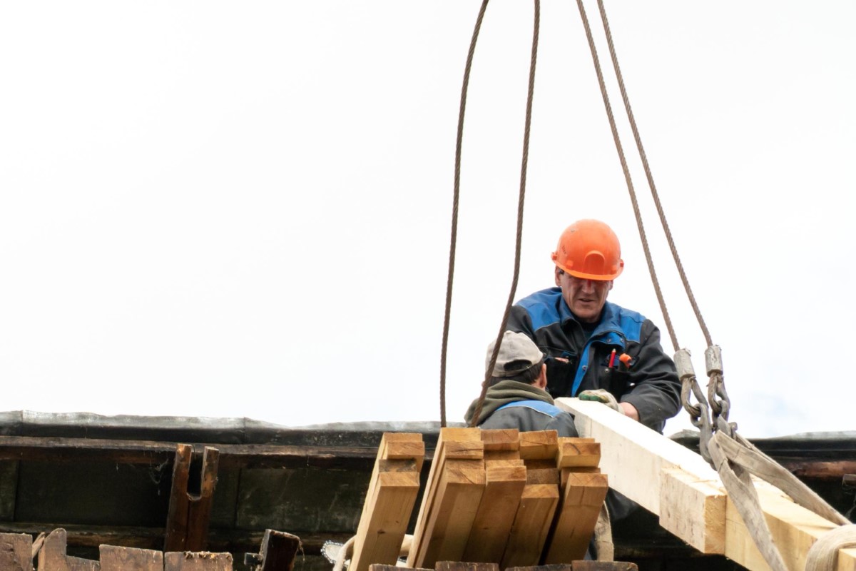 Precise coordination between the slinger signaller and the operator ensures safe positioning of materials during lifting operations.
