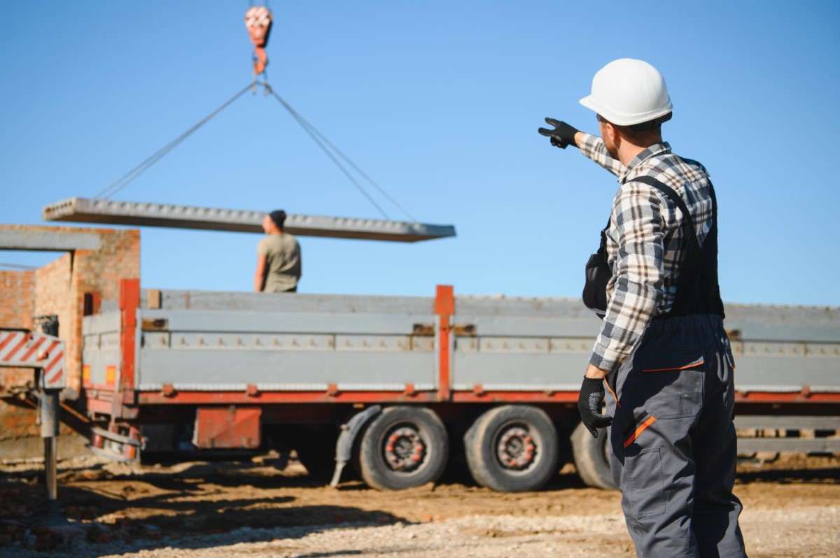 Clear hand signals guide the crane operator, maintaining accuracy and stability throughout the lift.