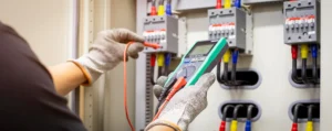 Teste de continuidade e diagnóstico em circuitos trifásicos com cabos codificados por cores. A conformidade com a NR 10 exige padronização, aterramento e capacitação técnica para manobras e medições.
