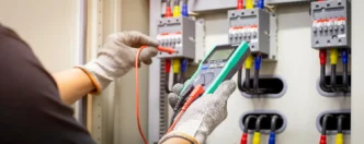Teste de continuidade e diagnóstico em circuitos trifásicos com cabos codificados por cores. A conformidade com a NR 10 exige padronização, aterramento e capacitação técnica para manobras e medições.