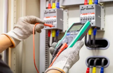 NR 10 Basic Course Teste de continuidade e diagnóstico em circuitos trifásicos com cabos codificados por cores. A conformidade com a NR 10 exige padronização, aterramento e capacitação técnica para manobras e medições.