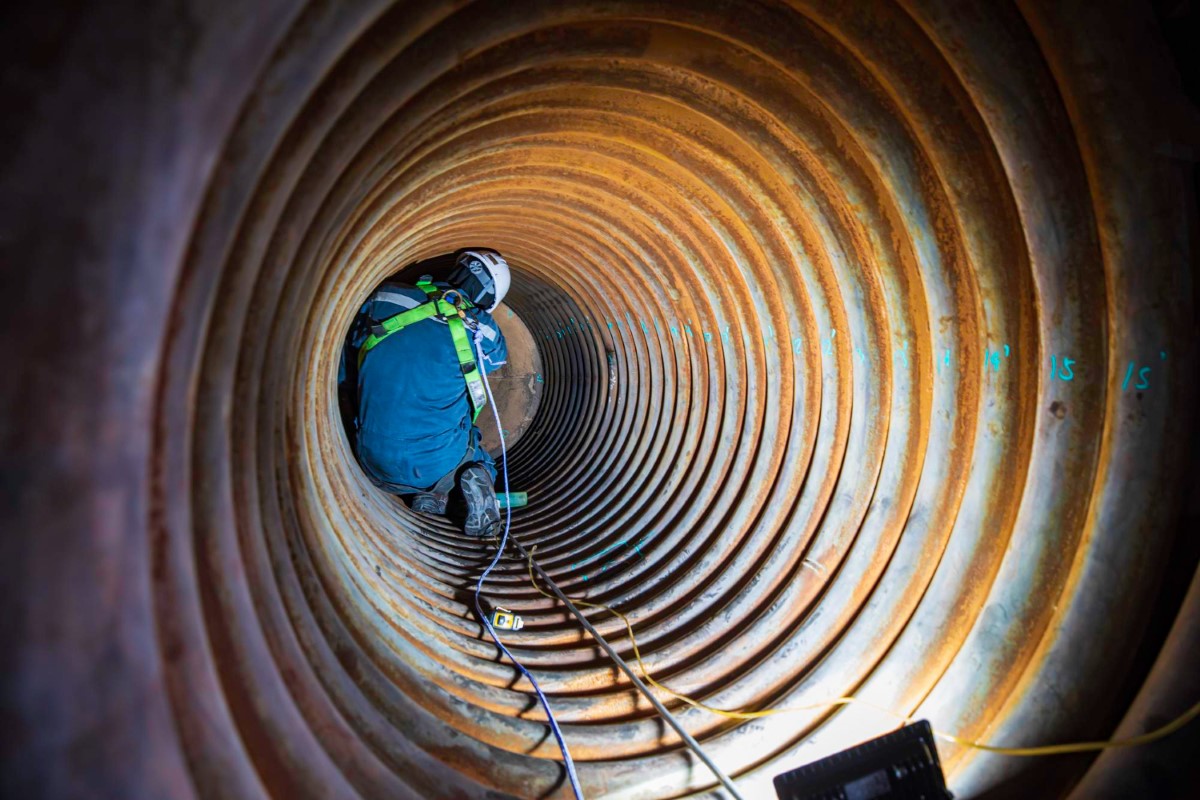 Confined space inspection inside a deep corrugated shaft with controlled access, atmospheric monitoring and lifeline protection.