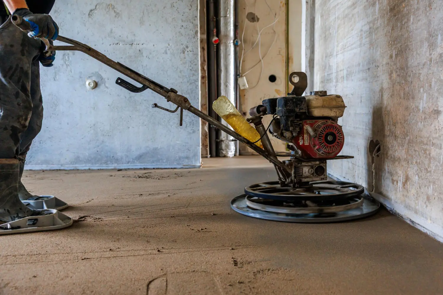 Motor calibrado e lâminas ajustadas produzem acabamento uniforme e concreto espelhado