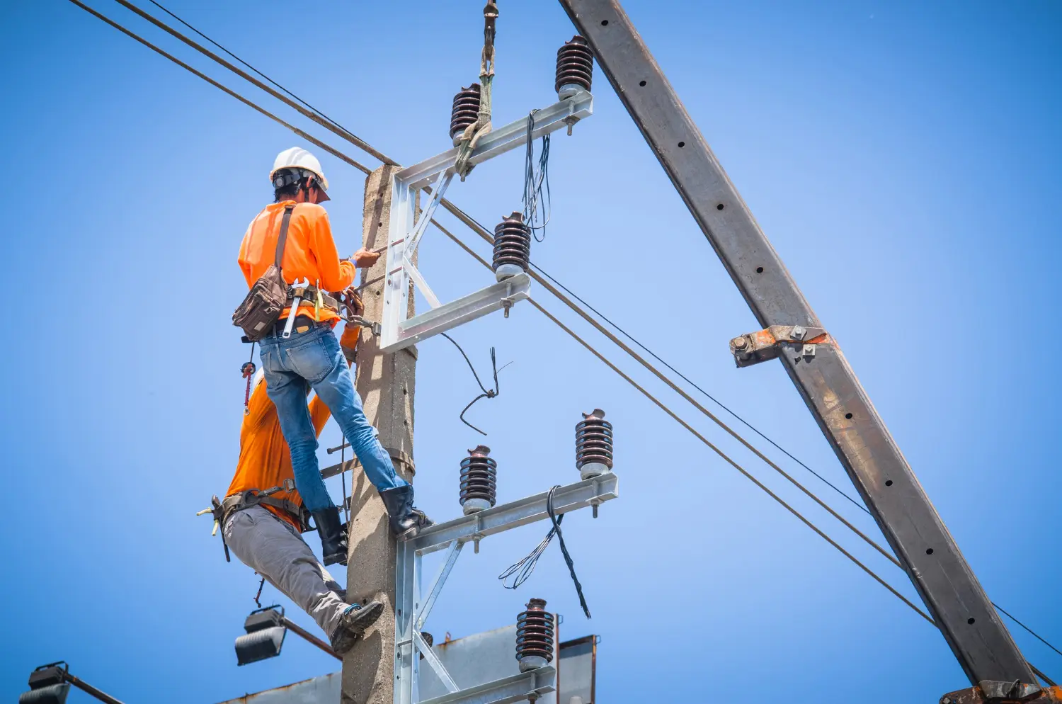 Working at height on an energized line requires specific SEP training, use of certified PPE, and application of live-line working techniques, as defined by NR 10.