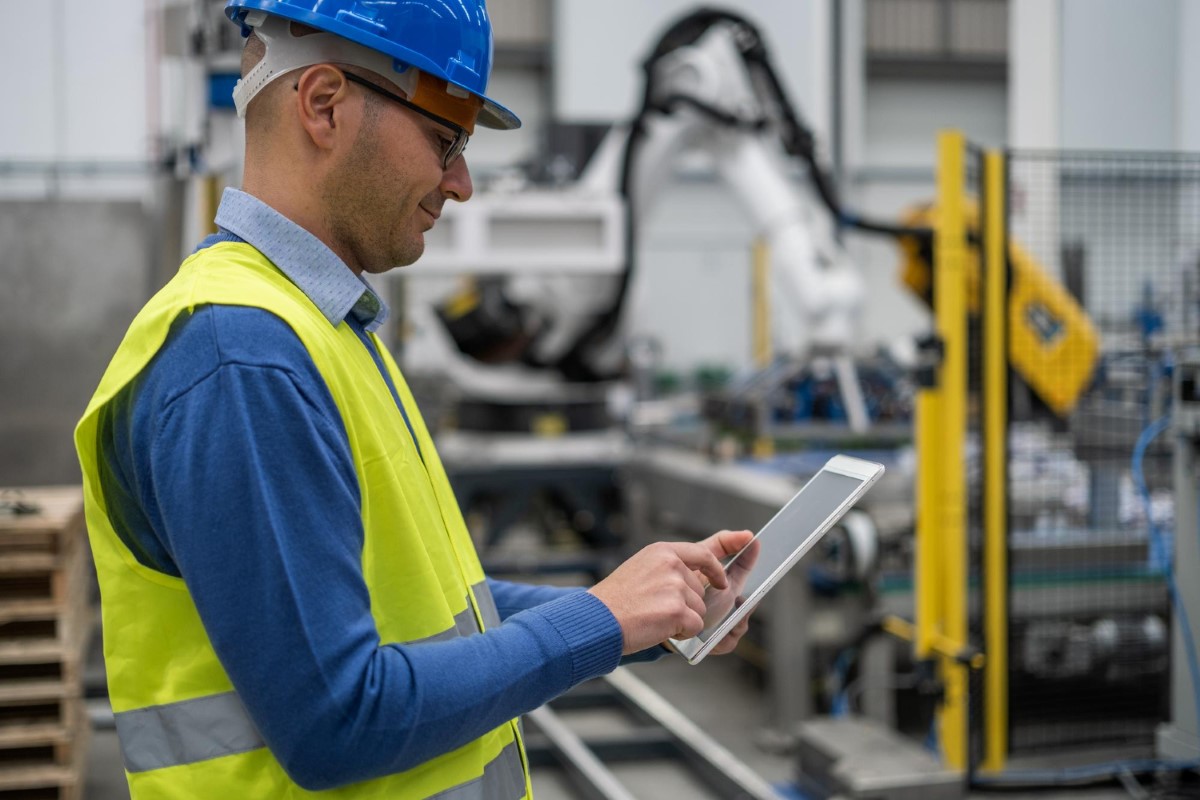 Registro e análise de dados vibratórios em campo, garantindo medições confiáveis e rastreáveis conforme parâmetros estabelecidos pela ISO 20816-1.