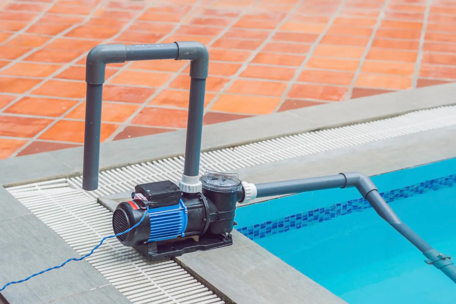 Bomba de circulação instalada no nível da água, com tubulação de sucção e recalque em PVC rígido. Pressurização adequada garante fluxo ideal para o trocador de calor e otimiza o rendimento térmico.