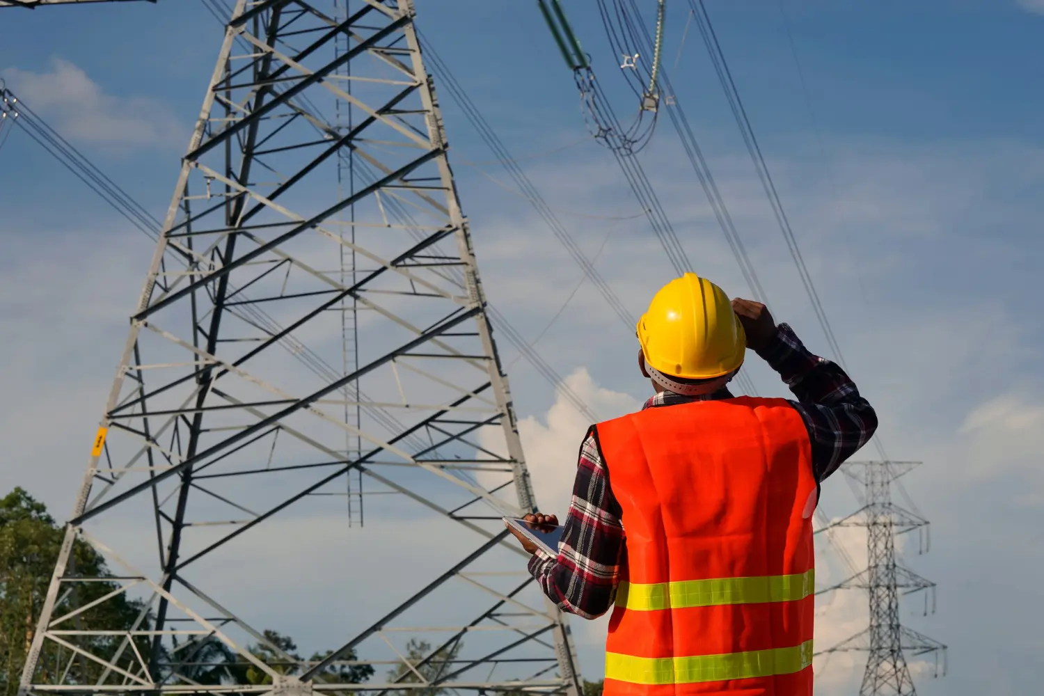 Inspeção visual e planejamento de ensaios em sistemas de proteção elétrica etapa fundamental para validar ajustes de relés microprocessados e garantir confiabilidade operacional.