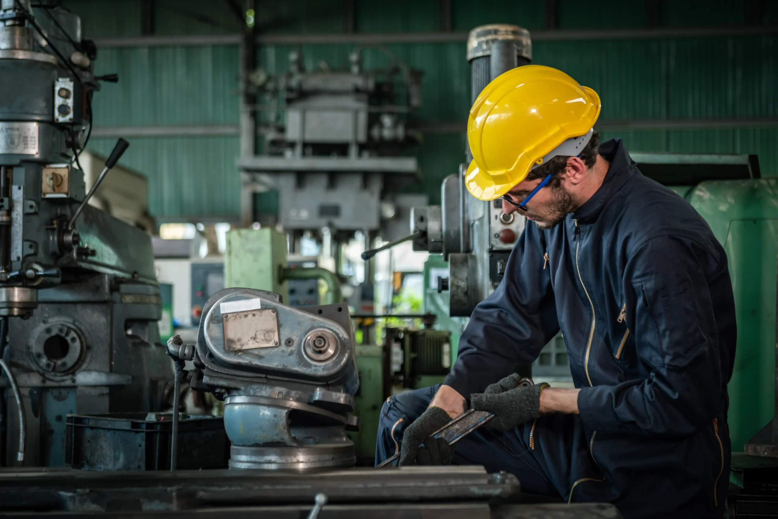 nspeção mecânica em equipamento rotativo. A exposição direta a partes móveis impõe a necessidade de barreiras físicas, EPCs e sinalização ativa conforme exigido pela NR 12