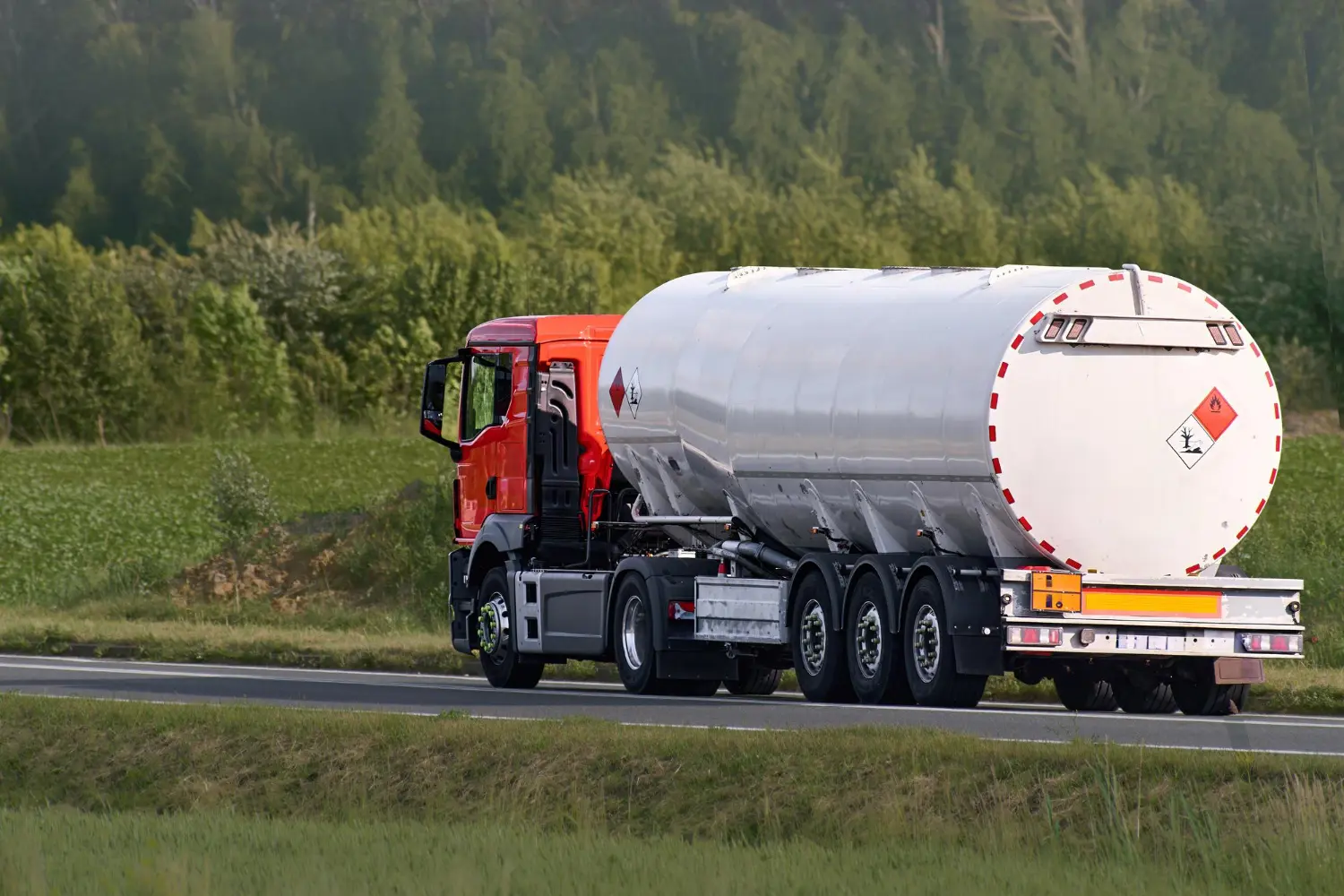 Painel de segurança e número ONU salvam tempo e vidas em emergências.