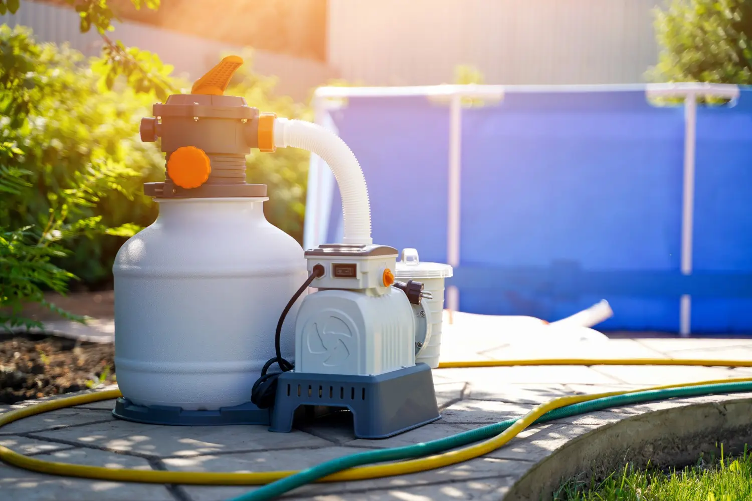 Sistema compacto de filtração e circulação de água para piscinas residenciais, com bomba centrífuga e válvula seletora acoplada. Ideal para uso contínuo em ambientes com baixa carga térmica.