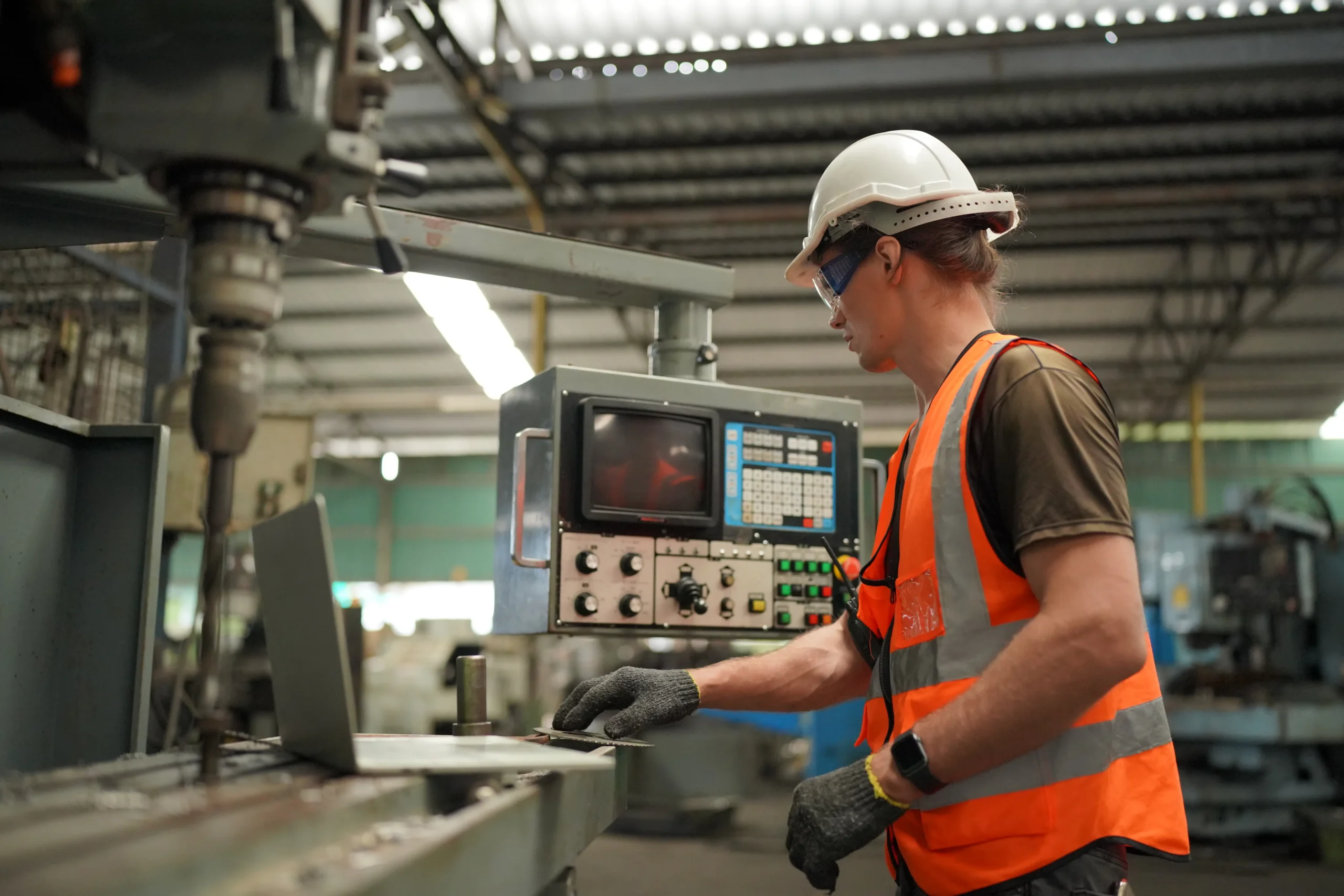 Verificação dos comandos da máquina CNC com foco na segurança funcional e validação dos dispositivos de parada de emergência.