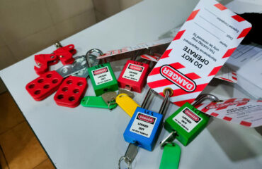 Bloqueio LOTOTO Bloquear a saída do LOTO na caixa do painel principal do interruptor localizada em um laboratório. - Consultoria LOTOTO