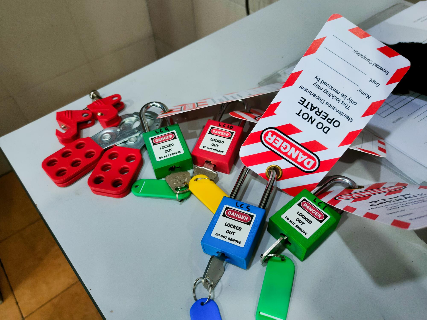 Bloquear a saída do LOTO na caixa do painel principal do interruptor localizada em um laboratório. - Consultoria LOTOTO