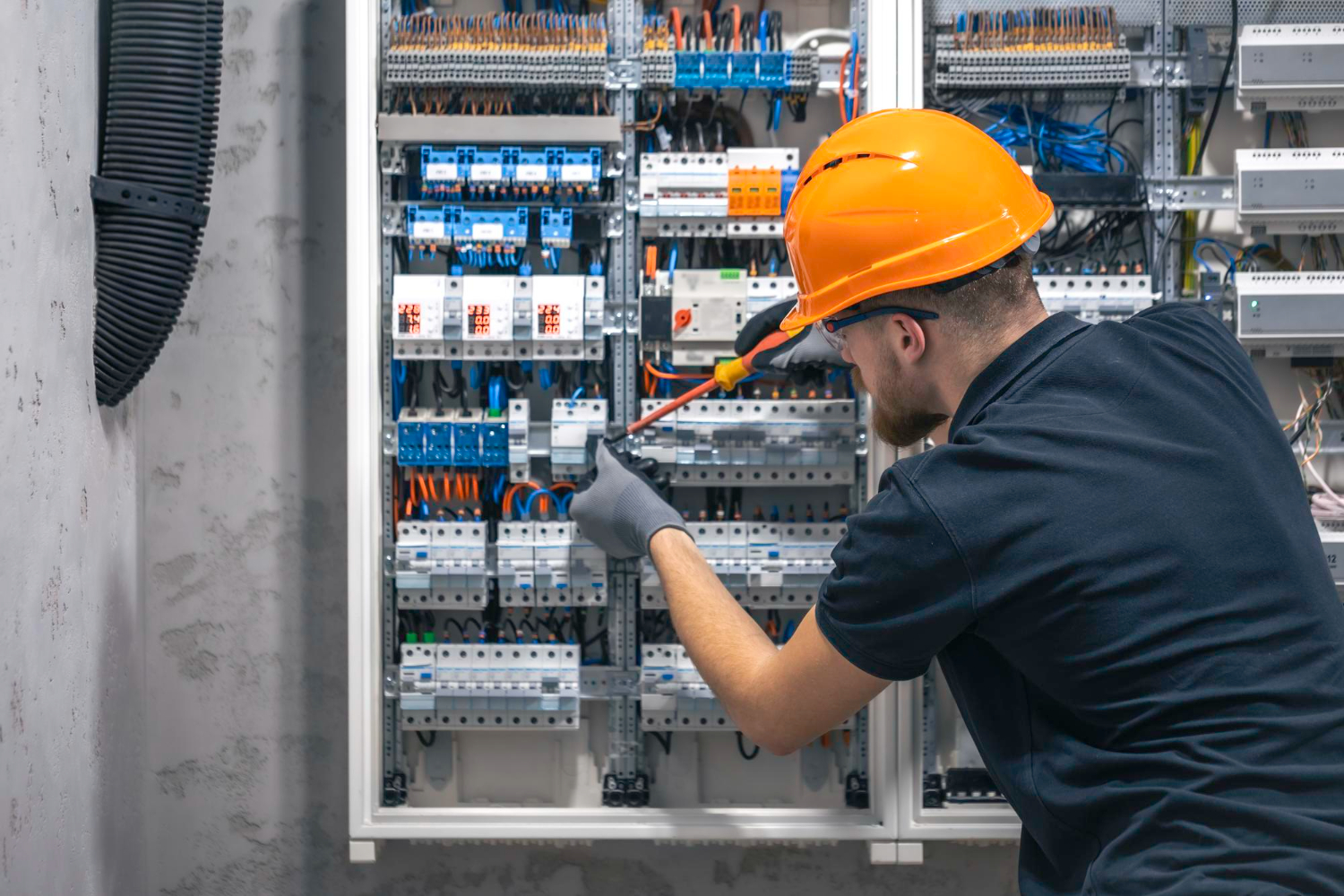 A elaboração e atualização do Prontuário das Instalações Elétricas (P.I.E.) é fundamental para atender à NR-10 - P.I.E. – Prontuário das Instalações Elétricas NR-10