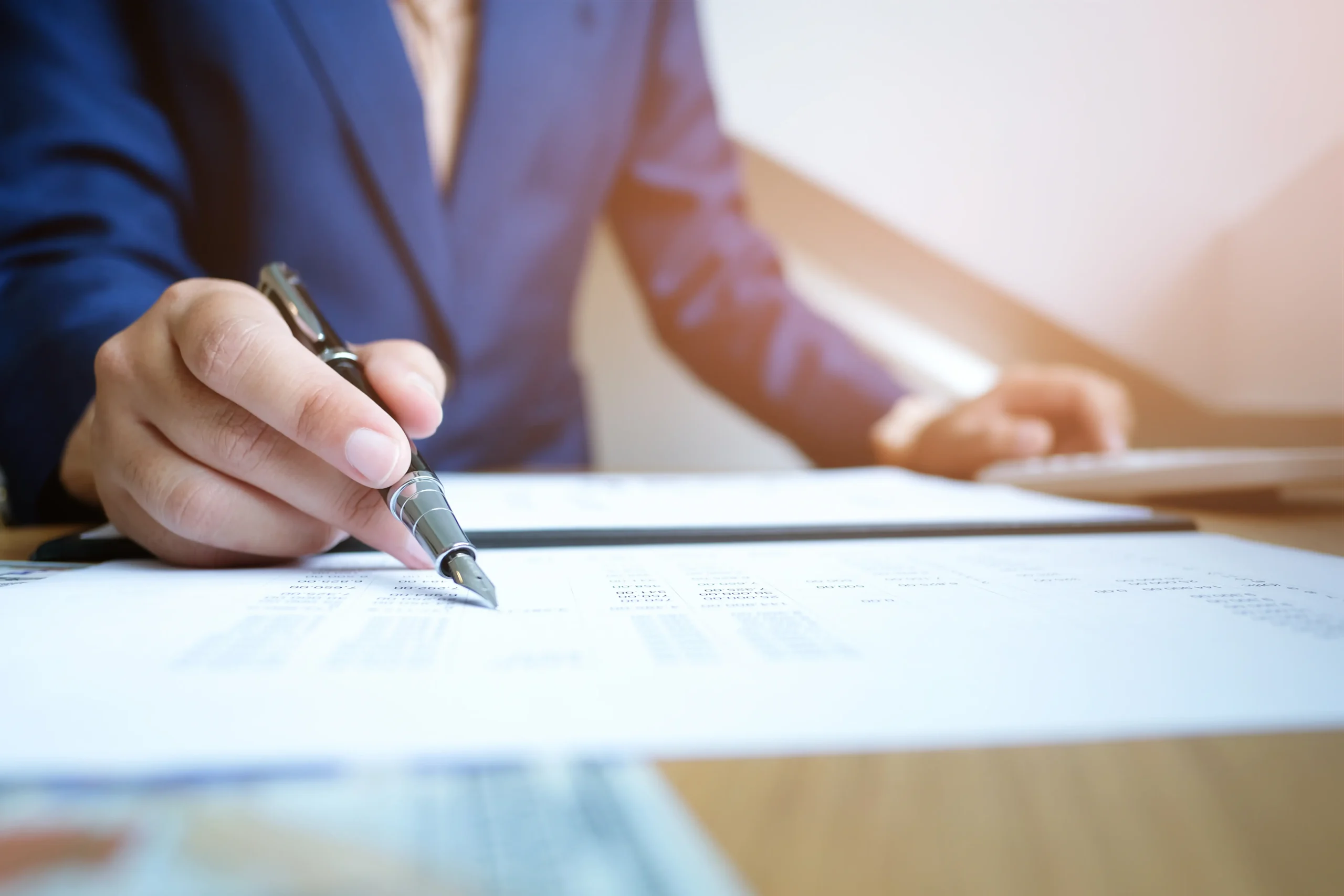  Análise crítica e inteligência regulatória: a tomada de decisão na ANVISA baseia-se em dados técnicos, pareceres jurídicos e impacto regulatório, conforme estrutura definida pela RDC nº 585/2021.