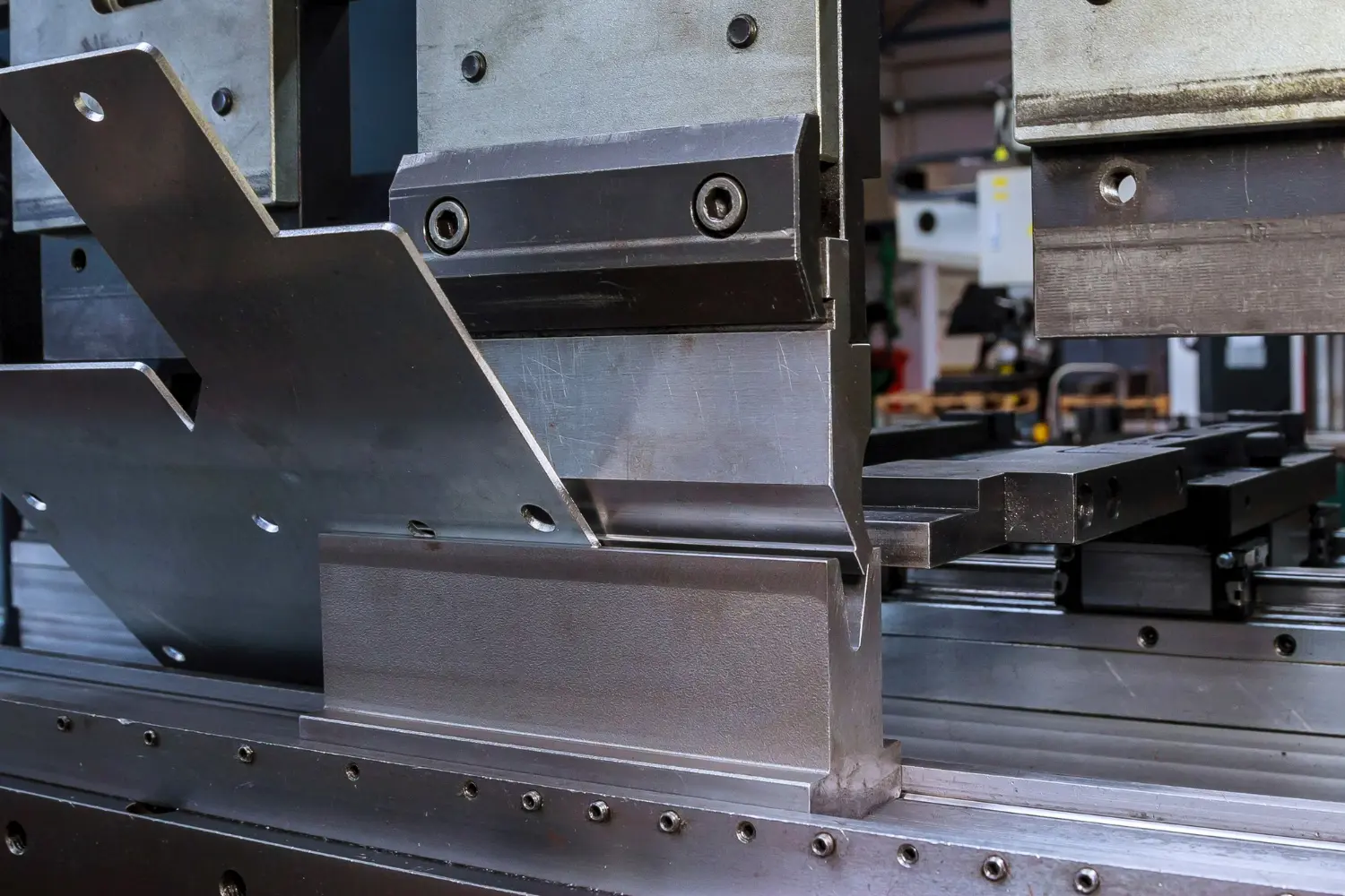 Aplicação do ensaio destrutivo em peça com corte industrial e perfil customizado.