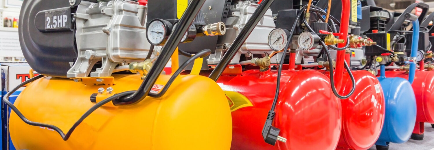 - Linha de compressores de ar portáteis expostos em loja